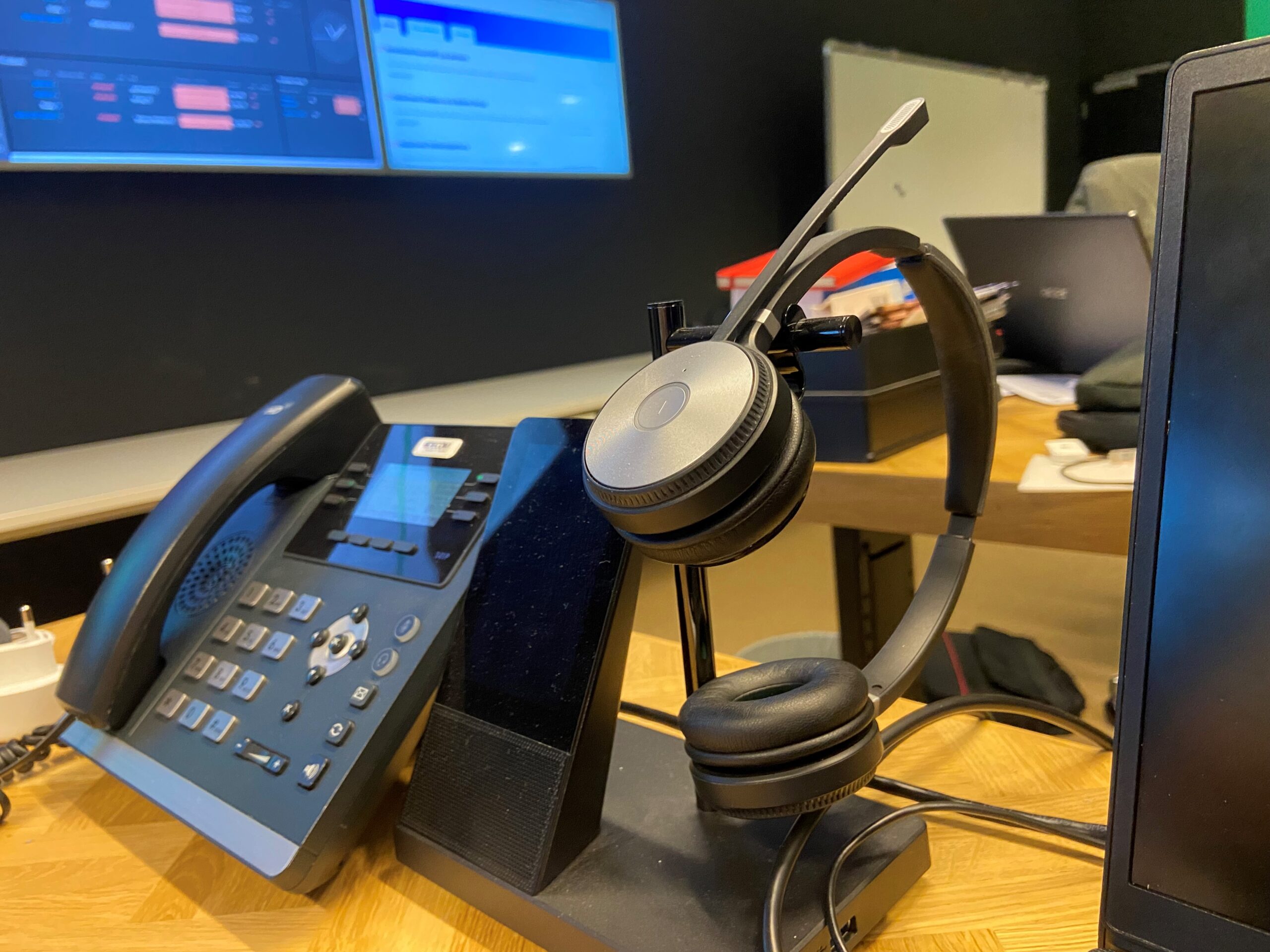 Noise cancelling headset
